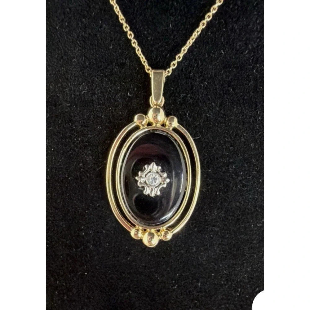 Vtg Avon Necklace 1983 Victorian Reversible Pendant Faux Black Onyx 21 in Chain